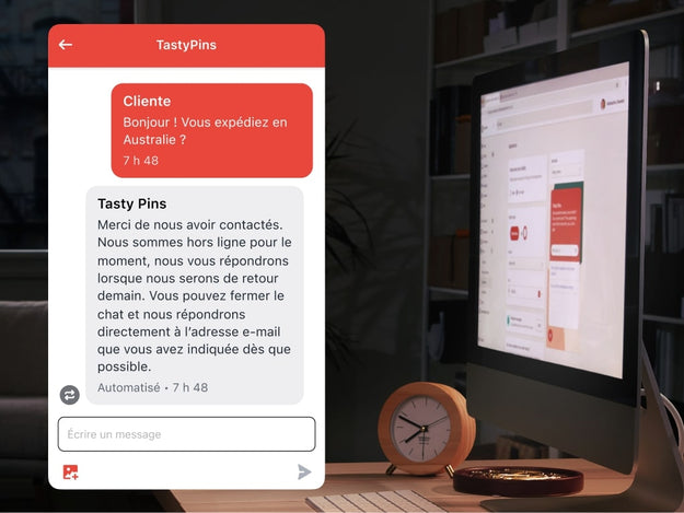 Une photographie du bureau d’un propriétaire d’entreprise, le soir. Une fenêtre de chat est ouverte avec un message indiquant au client que le chat en direct n’est pas disponible. Shopify Inbox enregistre les adresses e-mail et les numéros de téléphone pour que le propriétaire de l’entreprise puisse recontacter les clients par la suite.